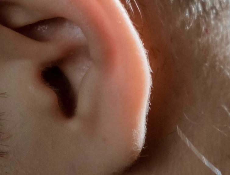耳朵时不时出现耳鸣声是怎么回事？